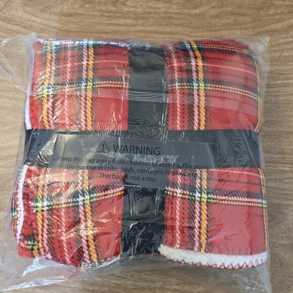 Macchia di Ruggine Premium Sherpa Blanket 50x60 Festive Red Plaid Fleece Throw - Picture 6 of 10